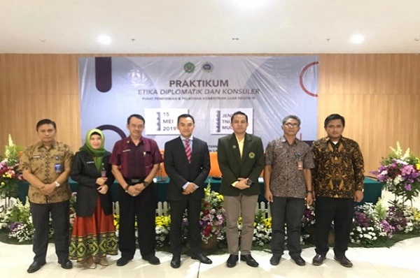 44 Praktikum Etika Diplomatik dan Konsuler
